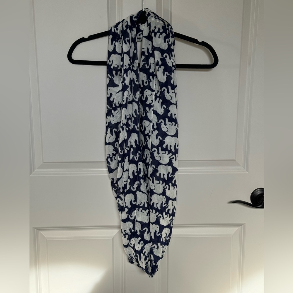 NWOT Lilly Pulitzer Navy and White Infinity Scarf
